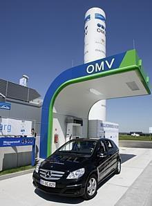 Mercedes-Benz B-Klasse F-Cell an der OMV-Wassserstoff-Tankstelle in Stuttgart. Foto: Auto-Reporter/Daimler